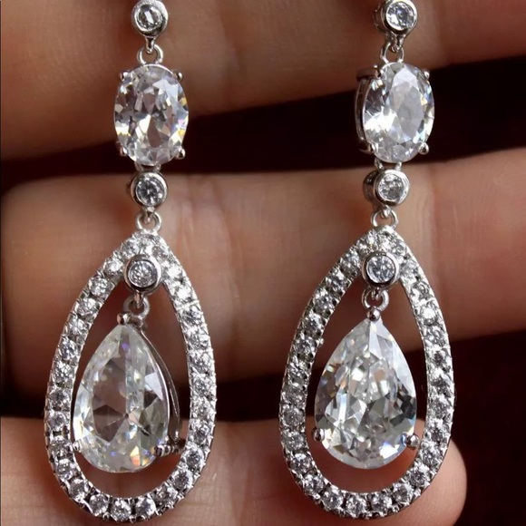 Sale 🍾18k Gold White Topaz Teardrop Earrings - Picture 2 of 3